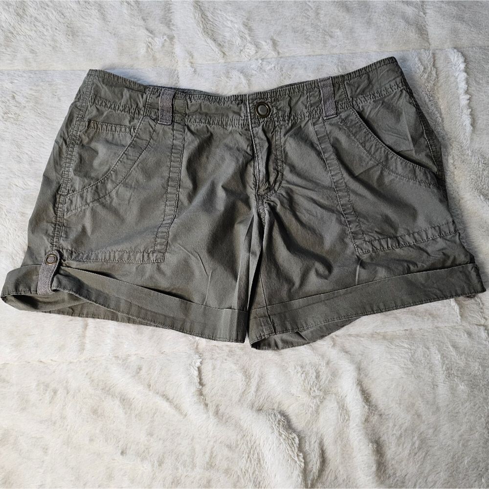 GAP Rollup Shorts Size 8. Color: Green